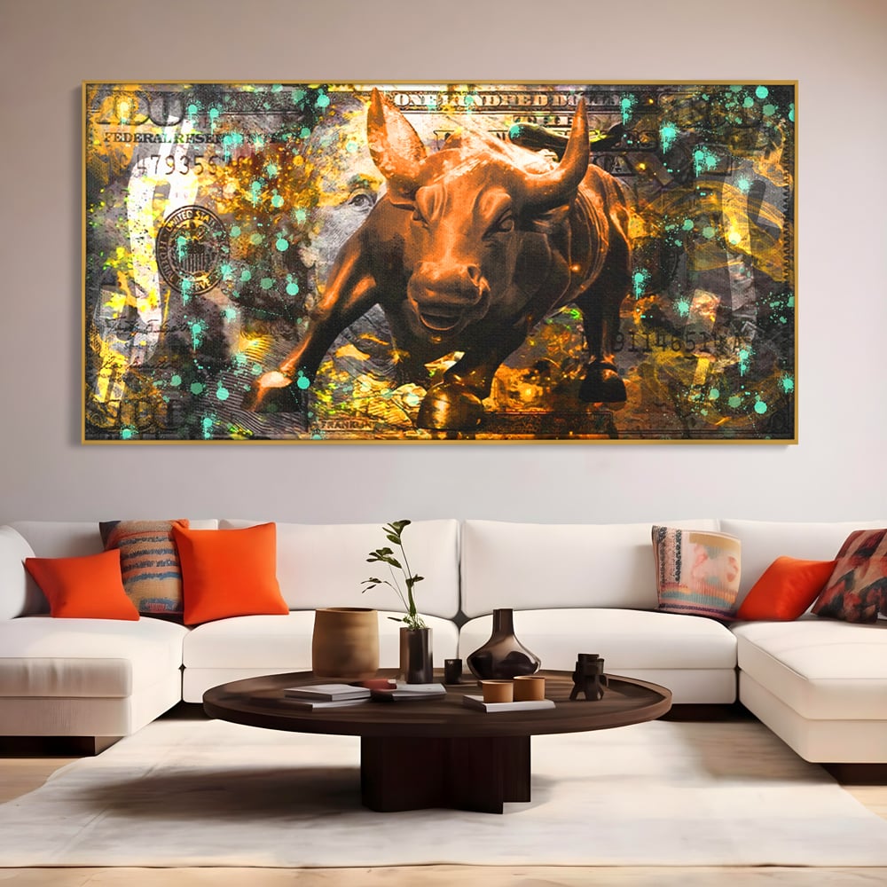 Tablou canvas cu tablou canvas cu taur si dolar, in rama de aluminiu auriu, pe perete intr-un living